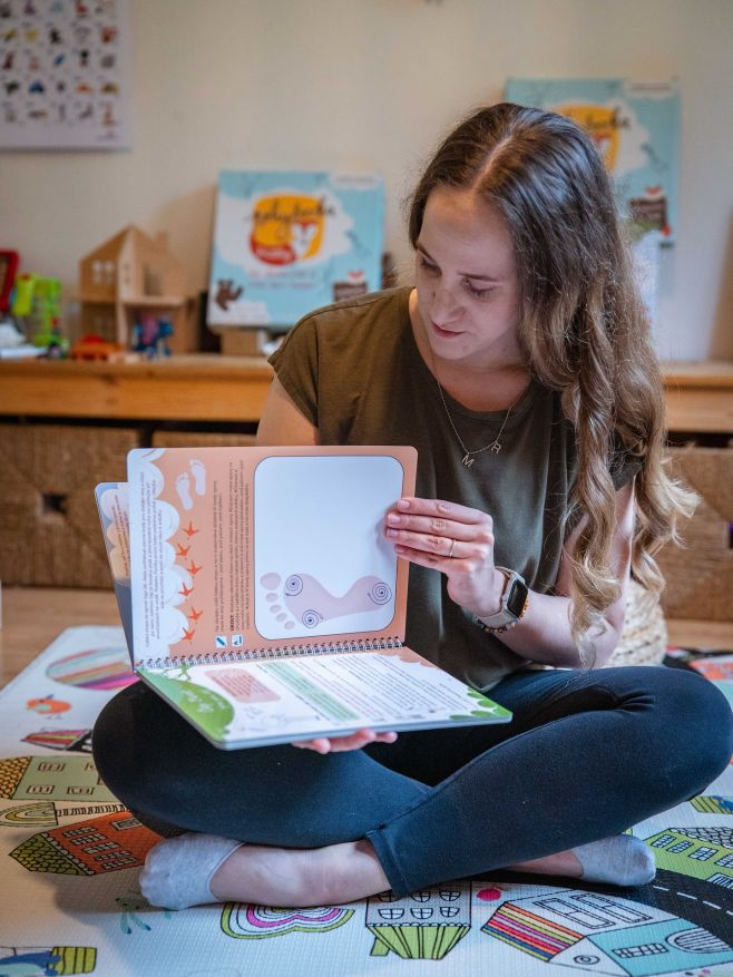 V rukou držím Hravé listy, sešit, který opravdu má smysl 🩵 Kombinuje prvky fyzioterapie, ergoterapie a logopedie a je...